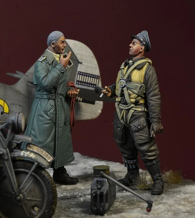 1/35 WWII German Officer and Luftwaffe Pilot, 2 Figures, Resin Model Figure Kit, Unassembled and Unpainted