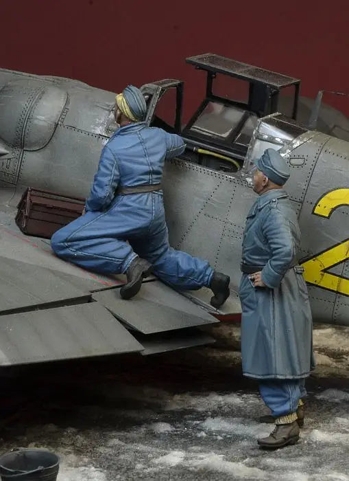 1/35 WWII Luftwaffe Ground Crew Working on Aircraft, 2 Figures, Resin Model Figure Kit, Unassembled and Unpainted
