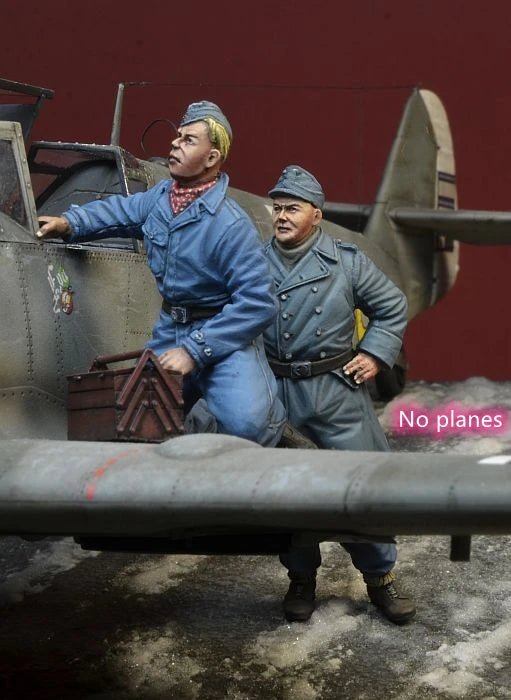 1/35 WWII Luftwaffe Ground Crew Working on Aircraft, 2 Figures, Resin Model Figure Kit, Unassembled and Unpainted