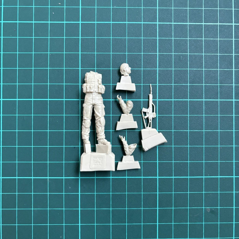 1/35 Modern Soldier Kneeling and Aiming Rifle, Resin Model Figure Kit, Unassembled and Unpainted