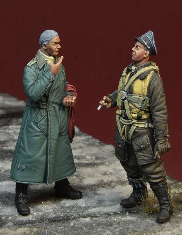1/35 WWII German Officer and Luftwaffe Pilot, 2 Figures, Resin Model Figure Kit, Unassembled and Unpainted