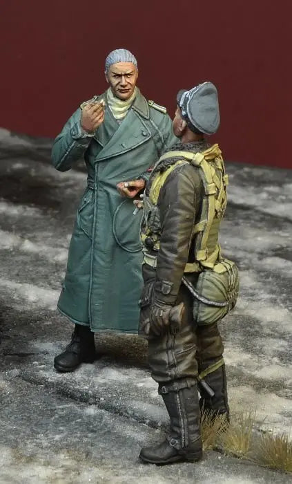 1/35 WWII German Officer and Luftwaffe Pilot, 2 Figures, Resin Model Figure Kit, Unassembled and Unpainted