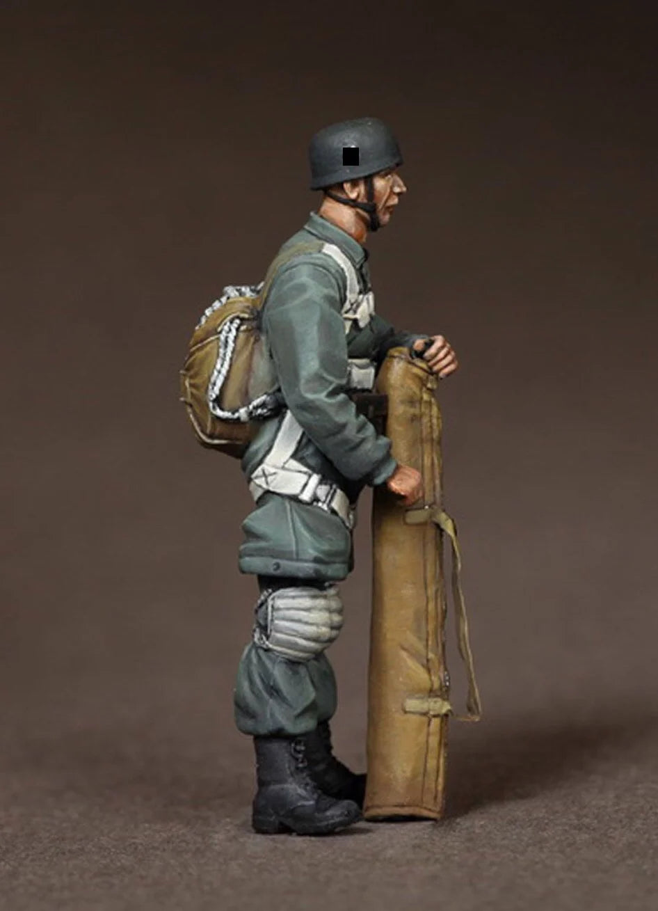 1/35 WWI German Soldier with Artillery Shell, Resin Model Figure Kit, Unassembled and Unpainted