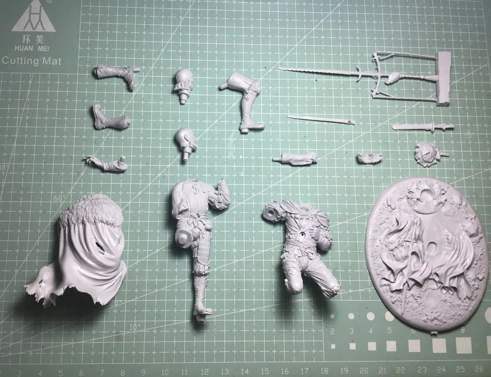 1/24 Female Warrior Standing Over Slain Foe, Resin Model Figure Kit, Fantasy Theme, Unassembled and Unpainted