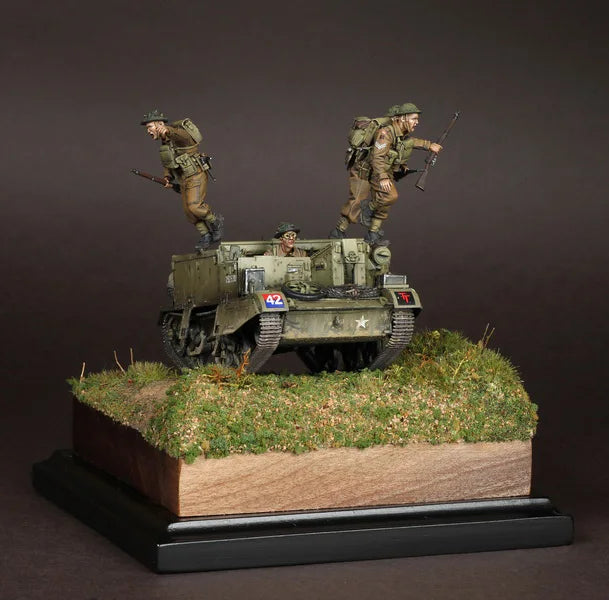 1/35 WWII German Soldiers & APC, 4 Figures, Resin Model Diorama Kit, Unassembled and Unpainted