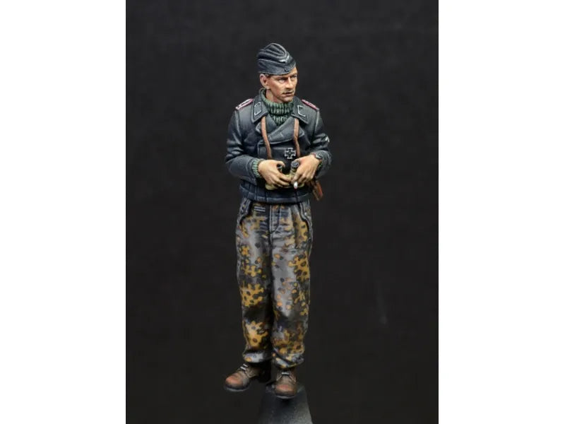 1/35 WWII German Panzer Crewman at Rest, Resin Model Figure Kit, Unassembled and Unpainted