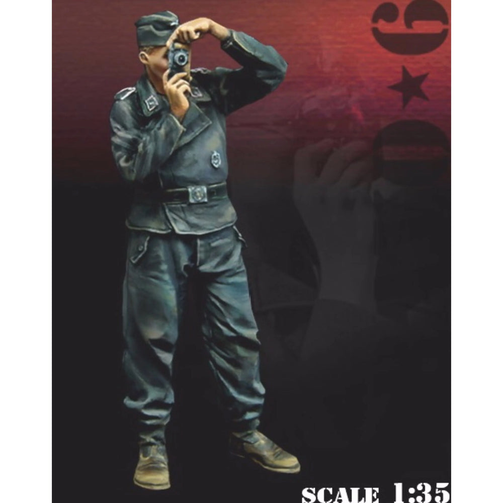 1/35 WWII Soviet Soldier Observing with Binoculars, Resin Model Figure Kit, Unassembled and Unpainted