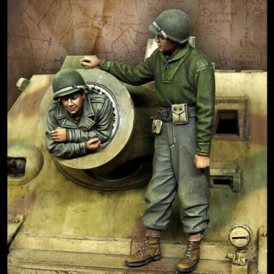 1/35 WWII German Panzer Crew on Tank, Resin Model Figure Kit, Unassembled and Unpainted