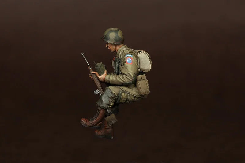 1/35 WWII German Soldier with Gas Mask, Resin Model Figure Kit, Unassembled and Unpainted