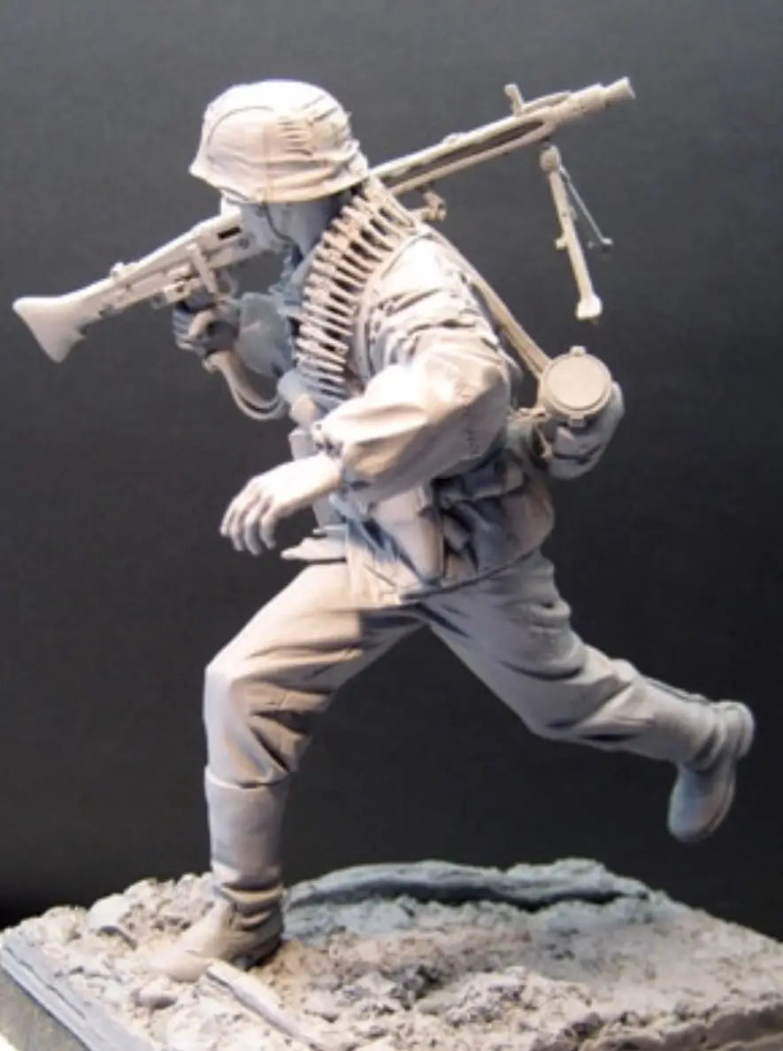 1/16 WWI US Infantryman Charging with Ammunition Belt, Resin Model Figure Kit, Unassembled and Unpainted