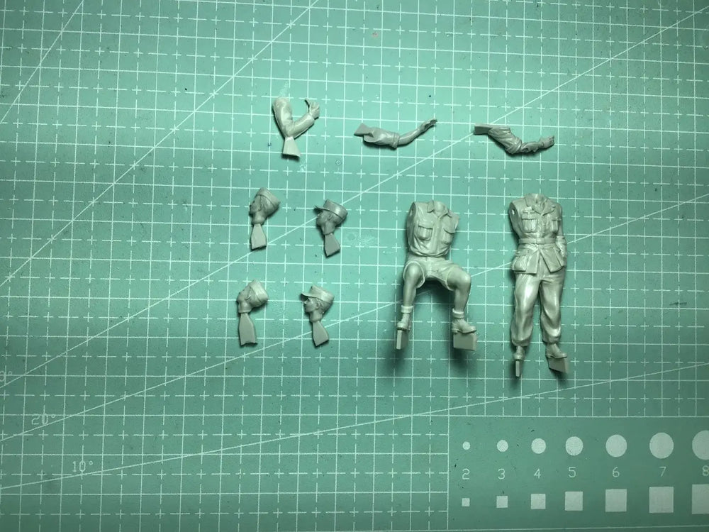 1/35 WWII Tropical Uniform Officer and Soldier, 2 Figures, Resin Model Figure Kit, Unassembled and Unpainted