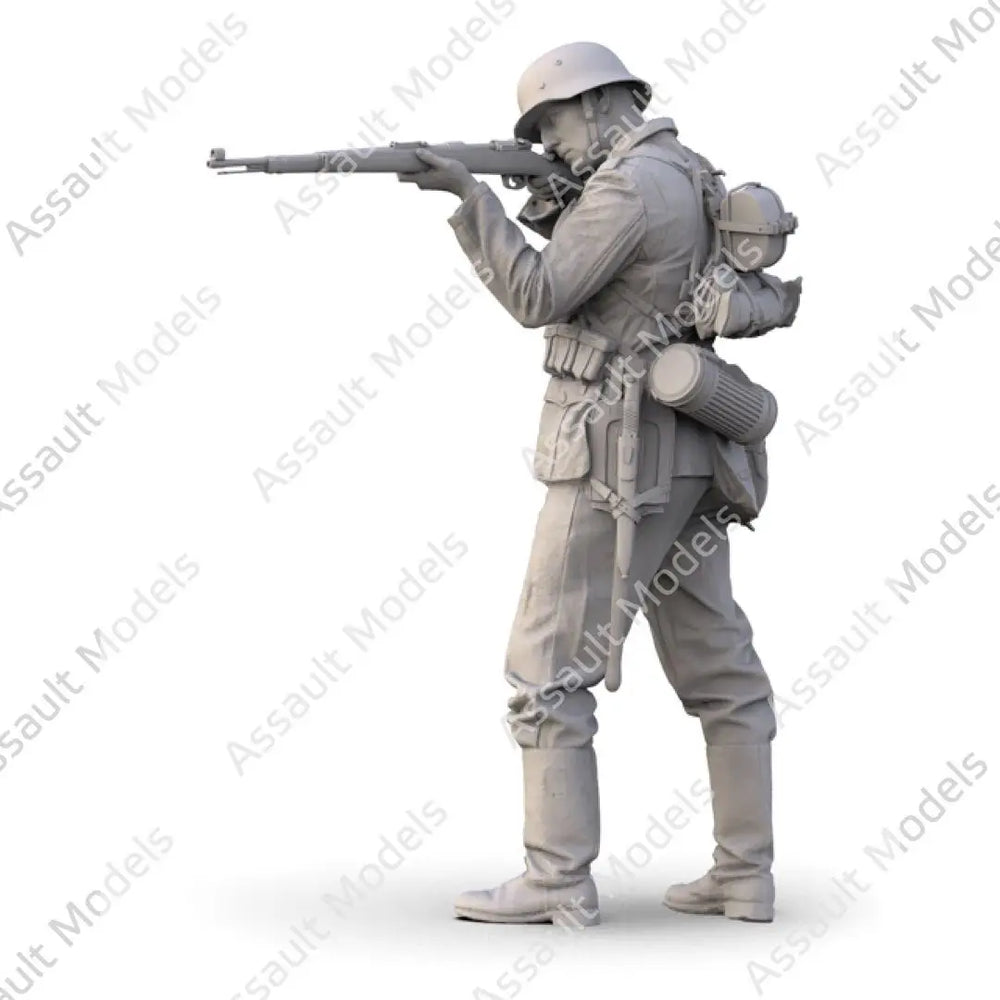 1/35 WWII Soldier Rifleman, Resin Model Figure Kit, Unassembled and Unpainted