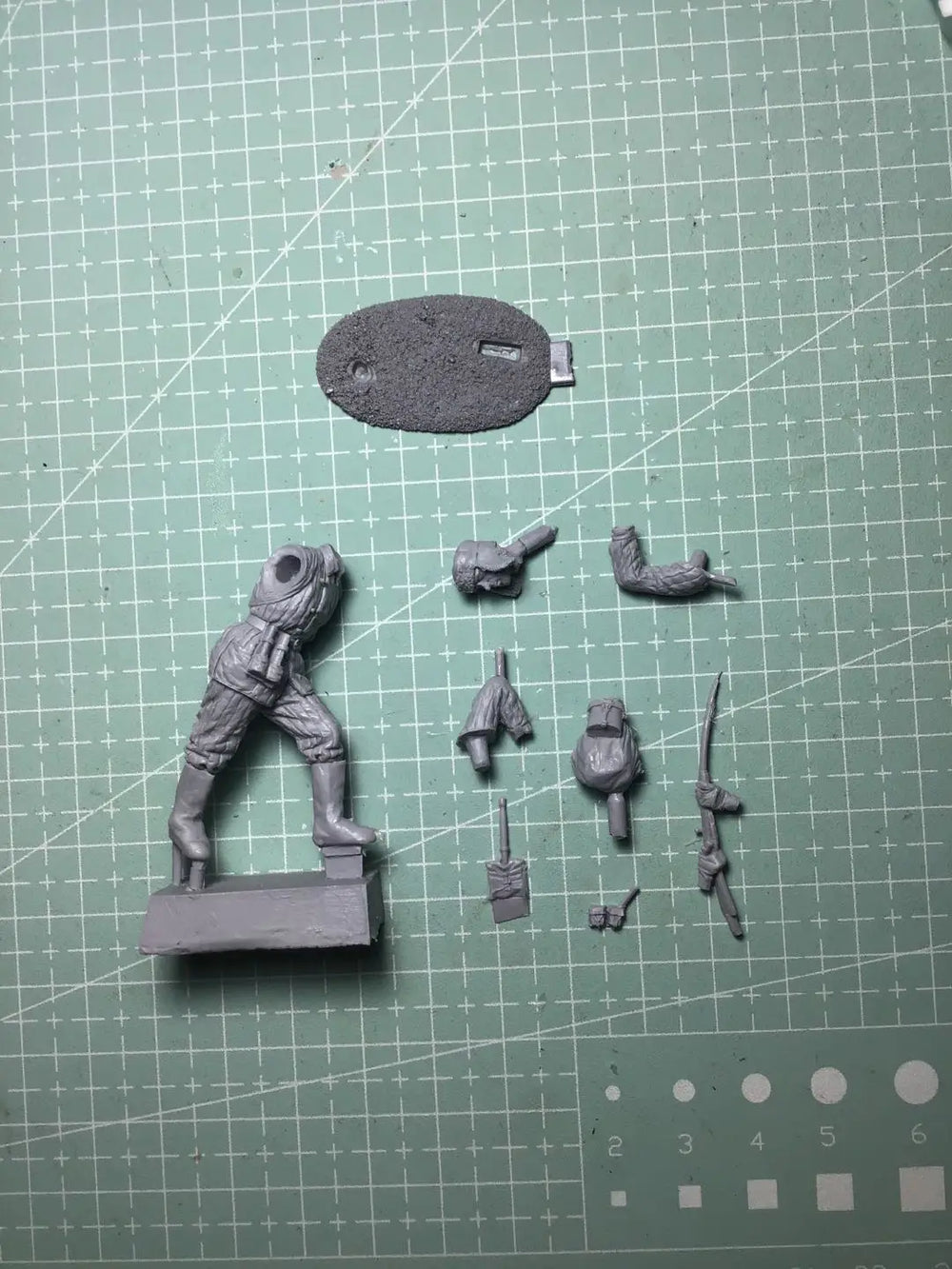 1/35 Modern Operator with Tactical Drones, Resin Model Figure Kit, Unassembled and Unpainted