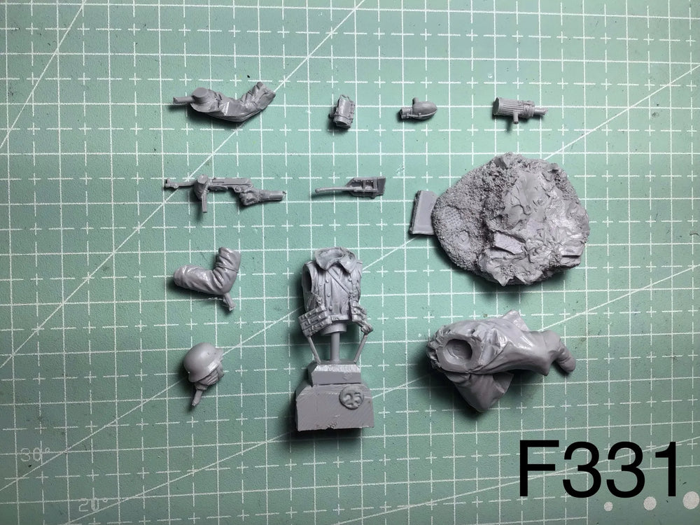 1/35 WWII German Infantry Rifleman with Stahlhelm, Resin Model Figure Kit, Unassembled and Unpainted