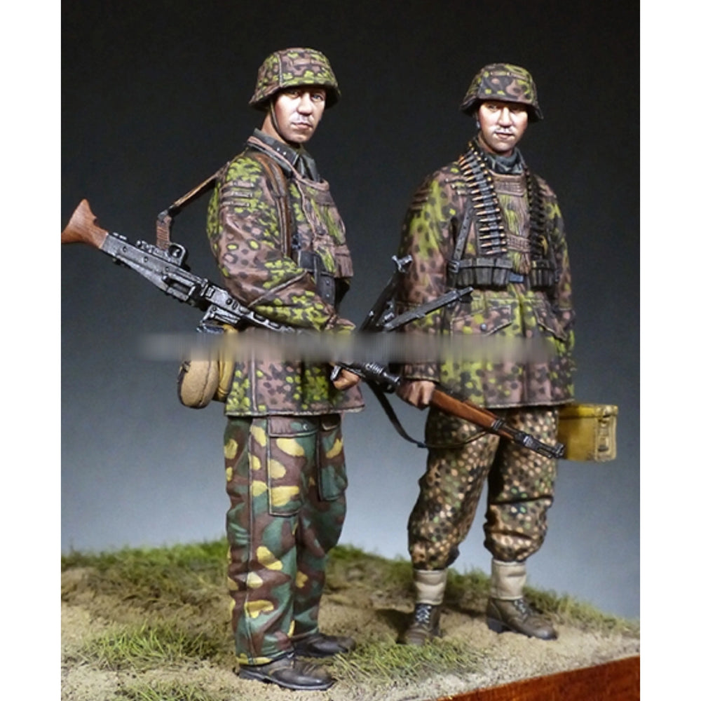 1/35 WWII German Soldiers with Camouflage, 2 Figures, Resin Model Figure Kit, Unassembled and Unpainted