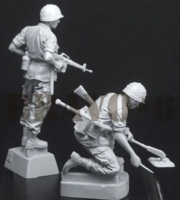 1/35 WWII Infantry Soldiers in Combat, 4 Figures, Resin Model Figure Kit, Unassembled and Unpainted