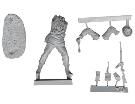 1/35 WWII German Infantry Running with Grenade, Resin Model Figure Kit, Unassembled and Unpainted