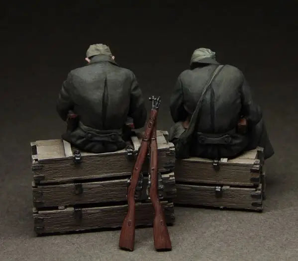 1/35 WWII Soviet Infantry on Supply Crates, 2 Figures, Resin Model Figure Kit, Unassembled and Unpainted