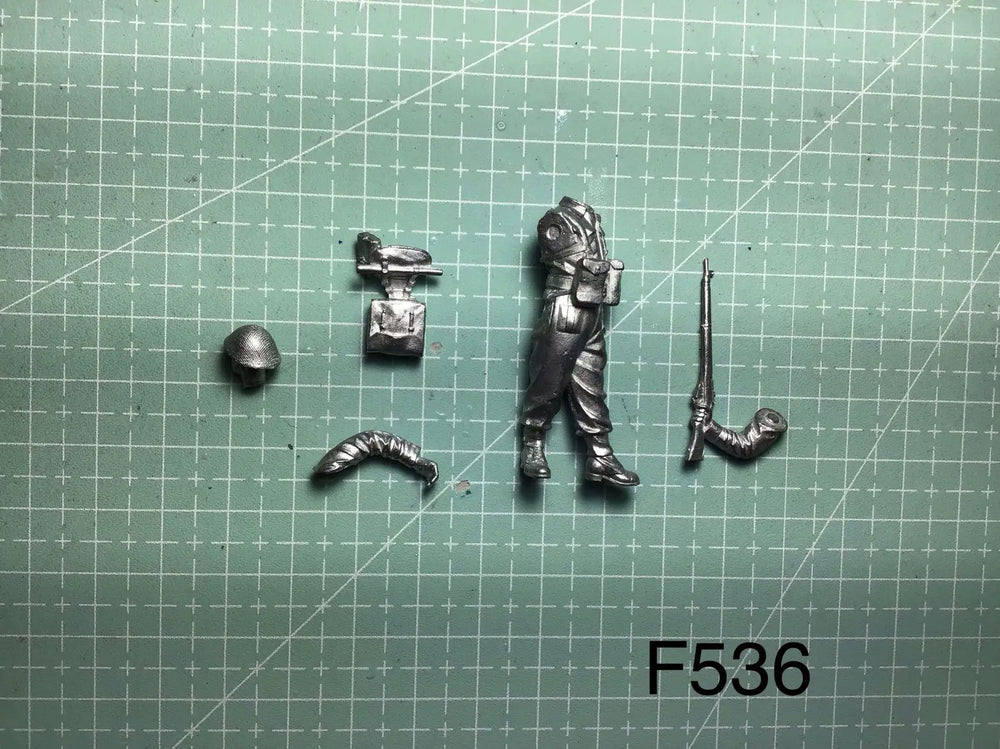 1/35 WWII British Infantryman with Pith Helmet and Rifle, Resin Model Figure Kit, Unassembled and Unpainted