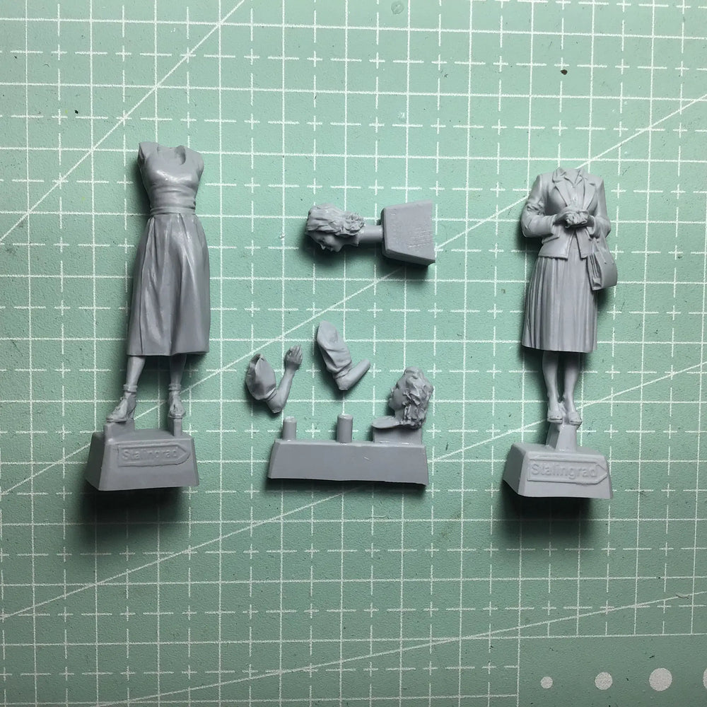 1/35 WWII 1940s Eastern European Civilians, 2 Figures, Resin Model Figure Kit, Unassembled and Unpainted