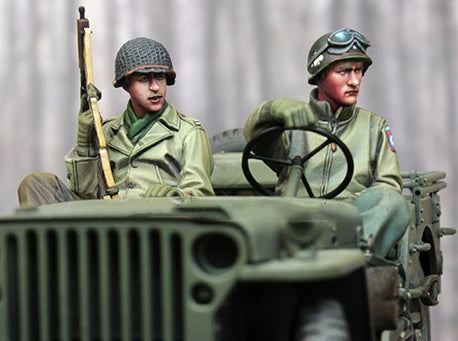 1/35 WWII US Jeep Crew with Rifle, 2 Figures, Resin Model Diorama Kit, Unassembled and Unpainted