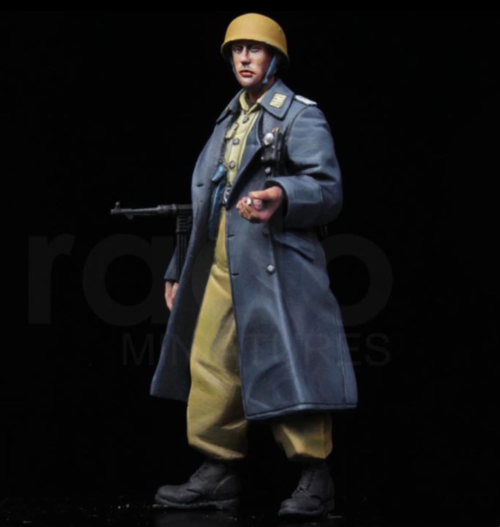 1/35 WWII German Infantry with MG42 and Camouflage, 3 Figures, Resin Model Figure Kit, Unassembled and Unpainted