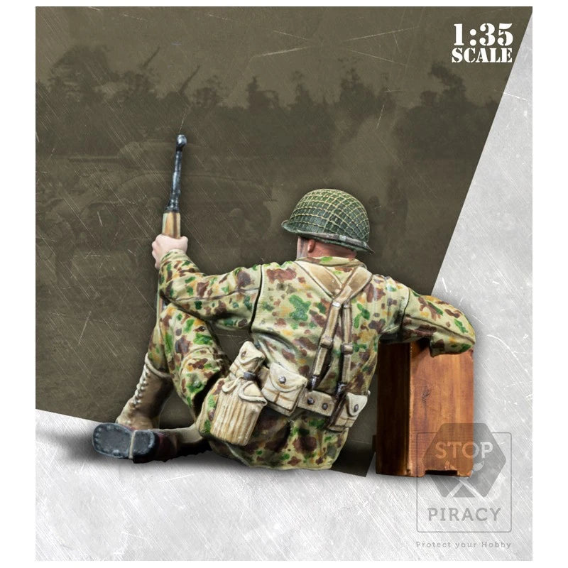 1/35 WWII German Soldier Resting with Suitcase and Rifle, Resin Model Figure Kit, Unassembled and Unpainted