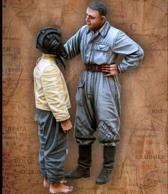 1/35 WWII Soldiers with Field Gear, 2 Figures, Resin Model Figure Kit, Unassembled and Unpainted