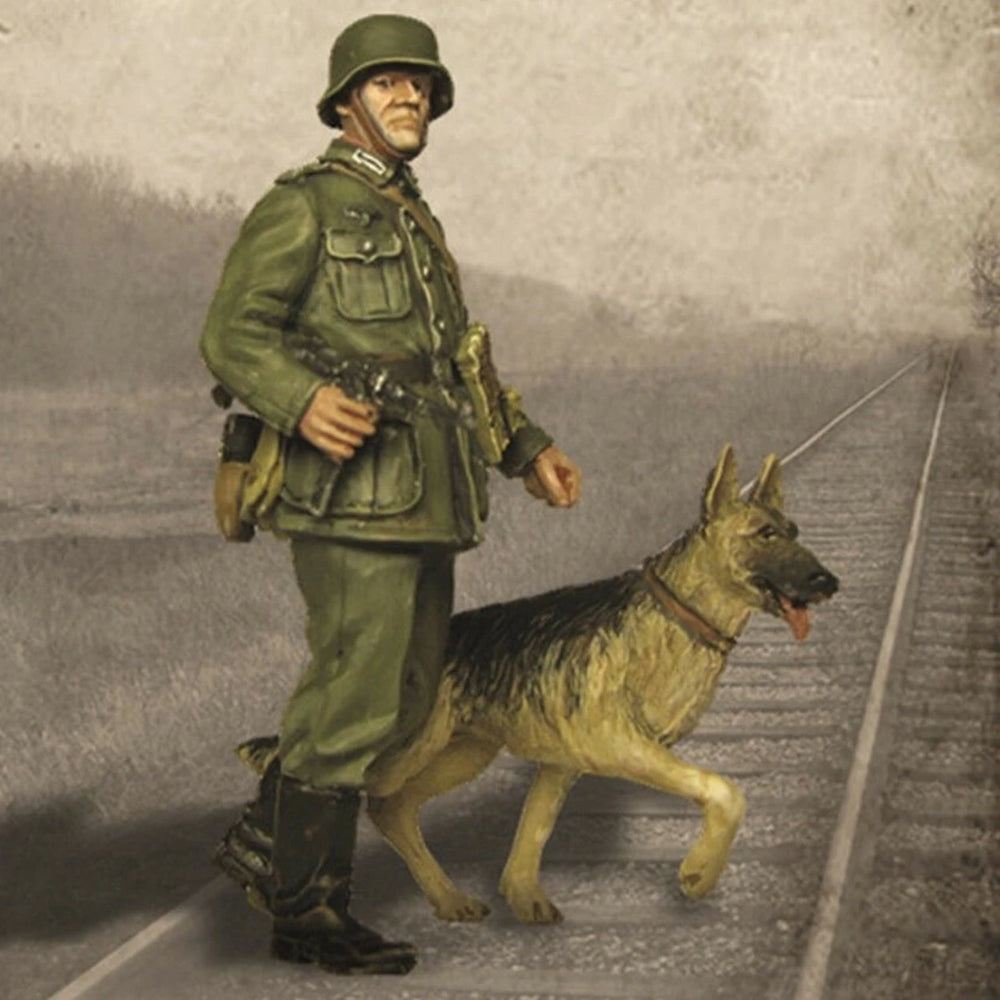 1/35 WWII German Soldier with War Dog, 2 Figures, Resin Model Figure Kit, Unassembled and Unpainted