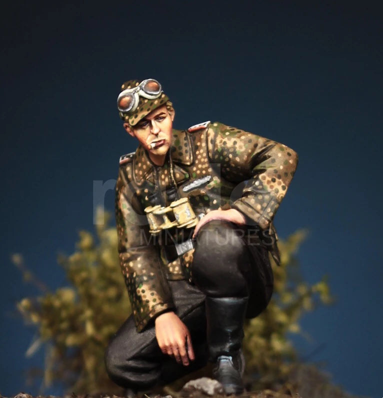 1/35 WWII German Officer & Camouflaged Infantryman, 3 Figures, Resin Model Figure Kit, Unassembled and Unpainted