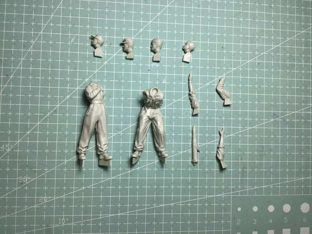 1/35 WWII Infantry Climbing and Firing, 2 Figures, Resin Model Figure Kit, Unassembled and Unpainted
