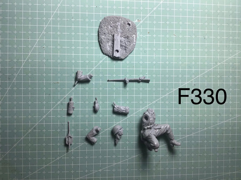 1/35 WWII German Infantryman Kneeling with Rifle, Resin Model Figure Kit, Unassembled and Unpainted