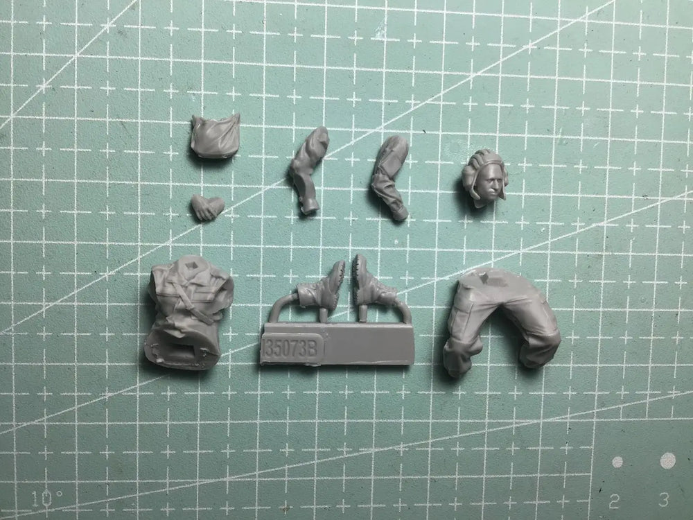 1/35 Modern Soldiers with Armored Vehicle, 2 Figures, Resin Model Figure Kit, Unassembled and Unpainted