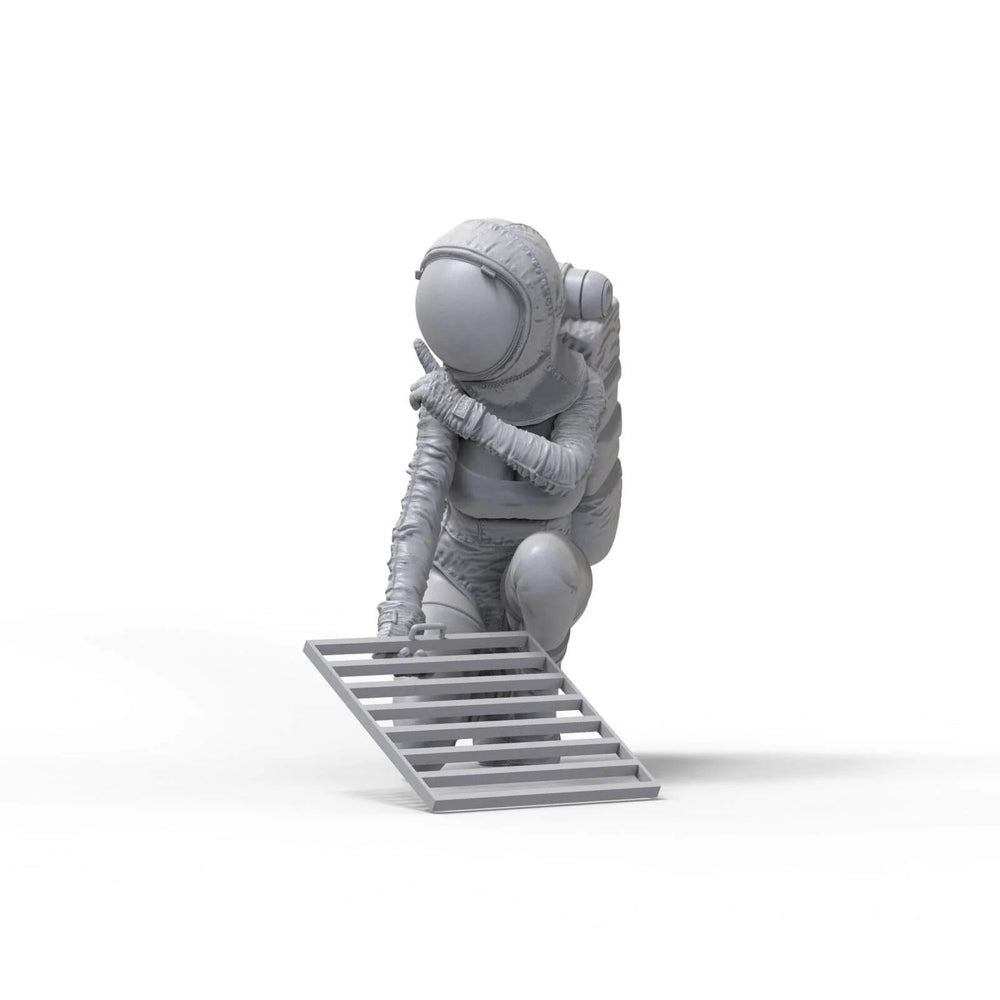 1/35 Astronaut in EVA Suit, Resin Model Figure Kit, Sci-Fi Theme, Unassembled and Unpainted