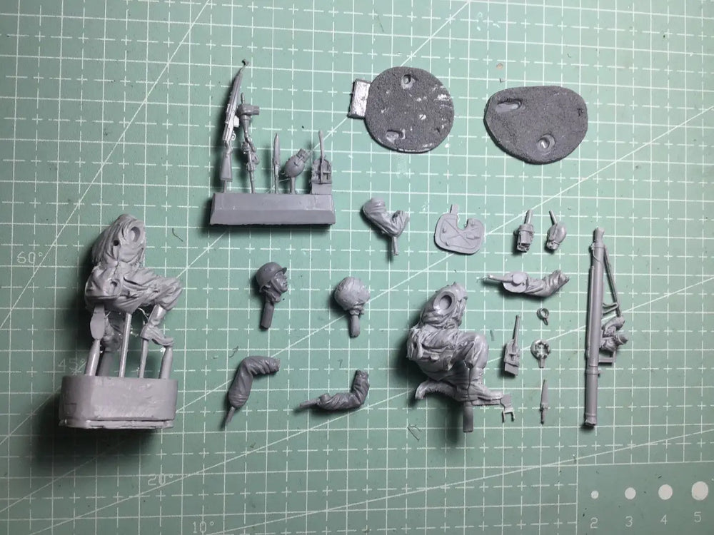 1/35 WWII German Anti-Tank Rifle Team, 2 Figures, Resin Model Figure Kit, Unassembled and Unpainted