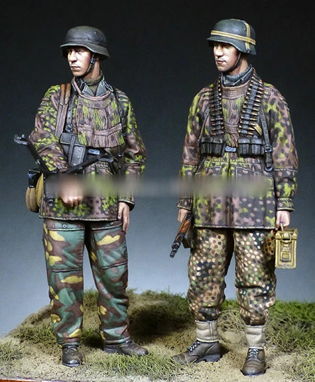 1/35 WWII German Soldiers with Camouflage, 2 Figures, Resin Model Figure Kit, Unassembled and Unpainted