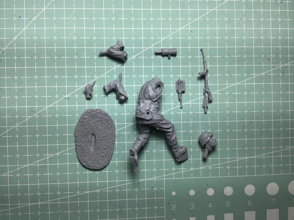 1/35 Modern Operator in Combat Firing Stance, Resin Model Figure Kit, Unassembled and Unpainted