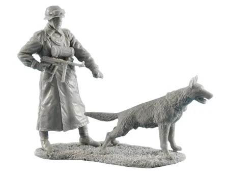 1/35 WWII German Soldier with Shepherd Dog, Resin Model Figure Kit, Unassembled and Unpainted