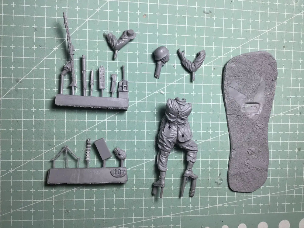 1/35 WWII German Prone MG42 Gunner, Resin Model Figure Kit, Unassembled and Unpainted