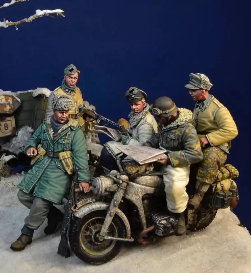 1/35 WWII German Officer with Motorcycle Sidecar Crew, 5 Figures, Resin Model Figure Kit, Unassembled and Unpainted