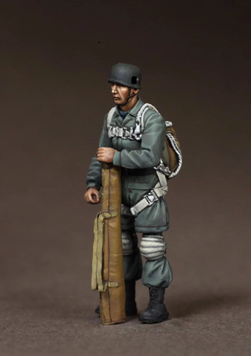 1/35 WWI German Soldier with Artillery Shell, Resin Model Figure Kit, Unassembled and Unpainted