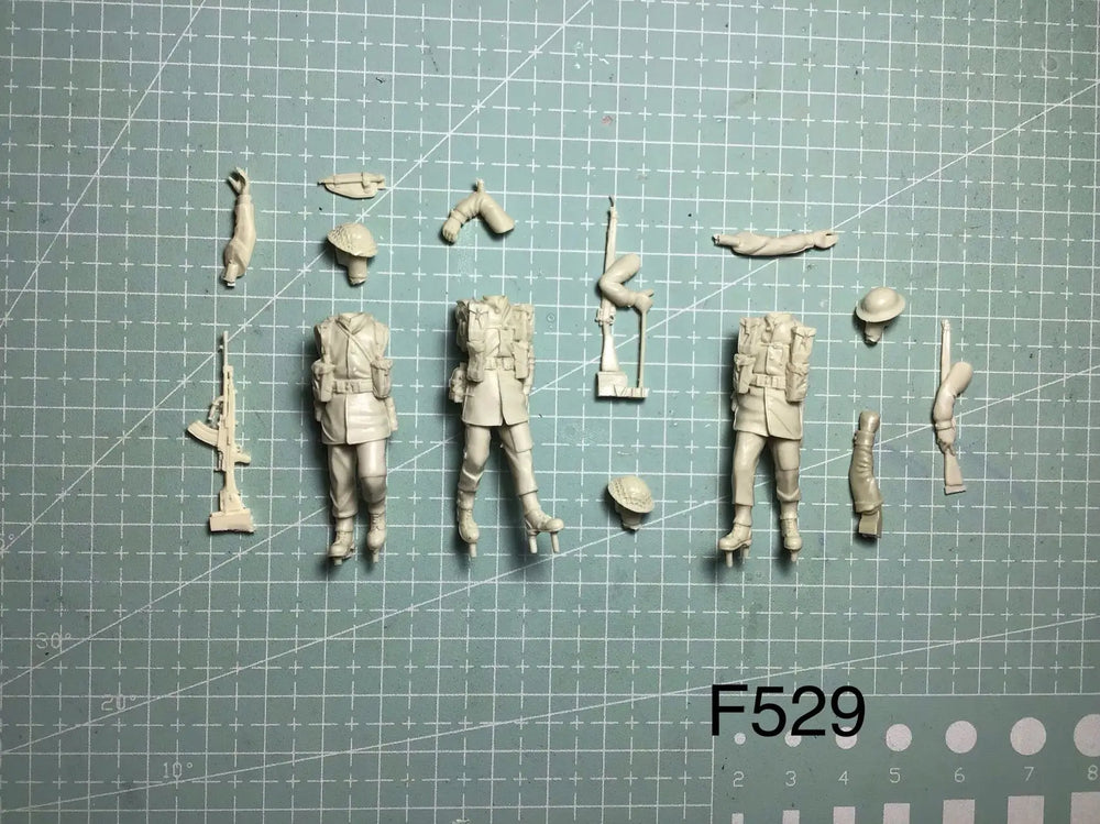 1/35 WWII German Infantry with Panzerfaust Gunner, 3 Figures, Resin Model Figure Kit, Unassembled and Unpainted