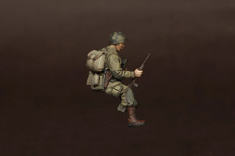 1/35 WWII German Soldier with Gas Mask, Resin Model Figure Kit, Unassembled and Unpainted