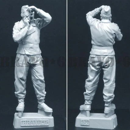 1/35 WWII Soviet Soldier Observing with Binoculars, Resin Model Figure Kit, Unassembled and Unpainted