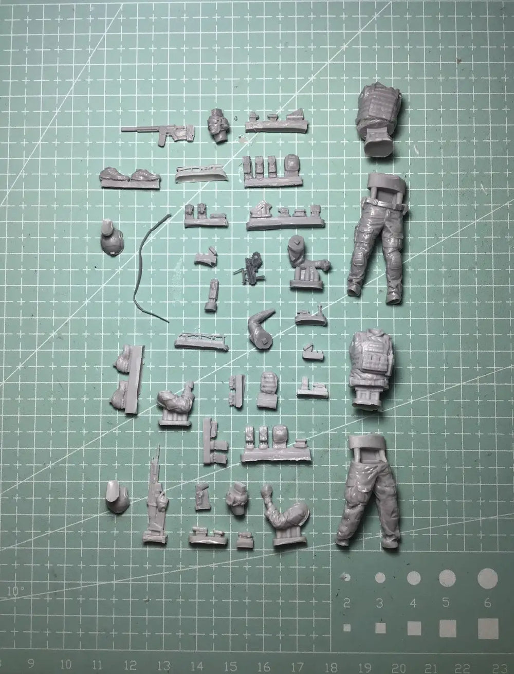 1/35 WWII Soldiers with Weapons, 2 Figures, Resin Model Figure Kit, Unassembled and Unpainted
