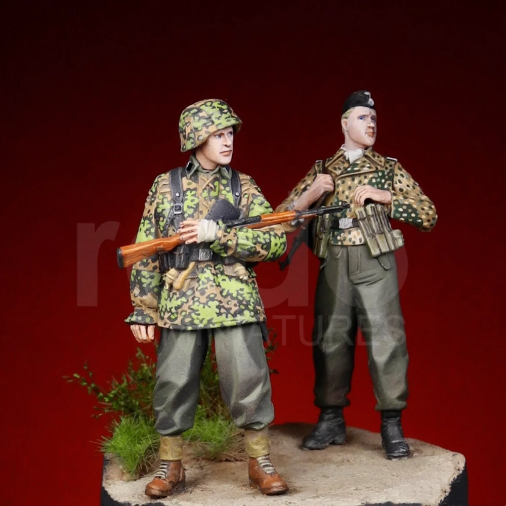 1/35 WWII German Officer and Splinter Camouflage Rifleman, 2 Figures, Resin Model Figure Kit, Unassembled and Unpainted