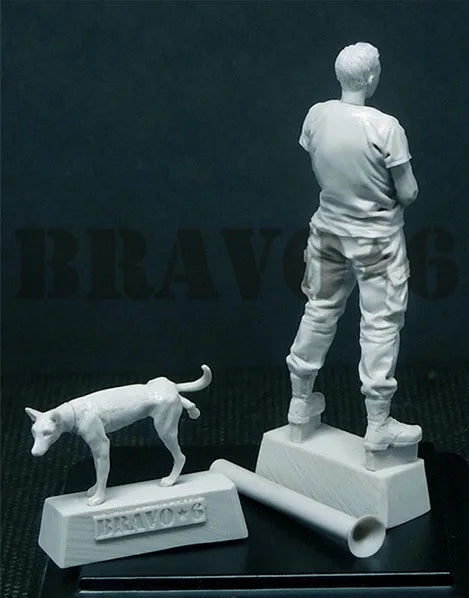 1/35 WWII Soldier with Dog, Resin Model Figure Kit, Unassembled and Unpainted