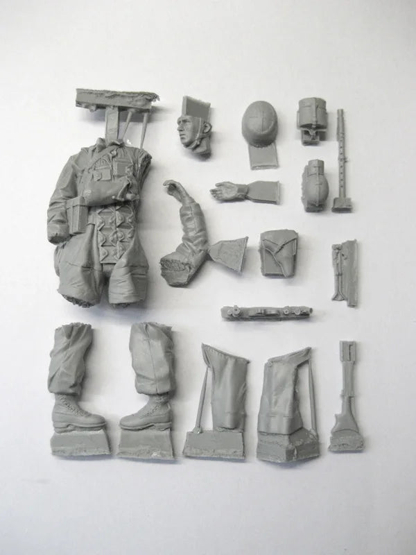 1/16 WWII German Infantryman Marching with Rifle, Resin Model Figure Kit, Unassembled and Unpainted