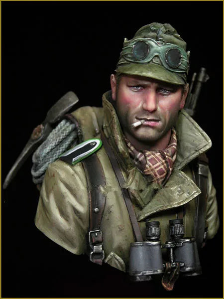 1/10 WWII German Infantryman with Raised Goggles and Rifle, Resin Model Bust Kit, Unassembled and Unpainted