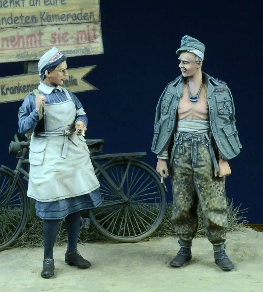 1/35 WWII German Nurse & Wounded Soldier, 2 Figures, Resin Model Figure Kit, Unassembled and Unpainted